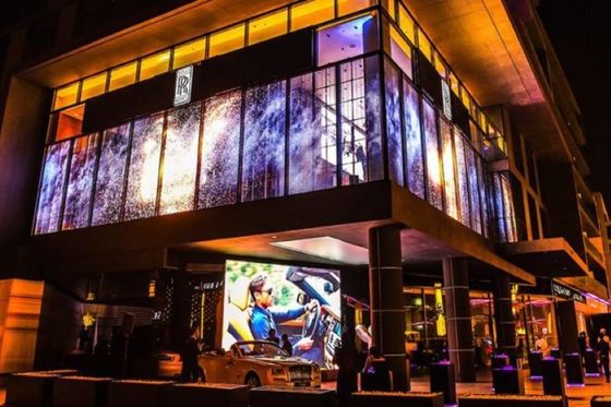 Pantalla LED de rejilla transparente de 3m*2.5m para escaparate de tienda minorista