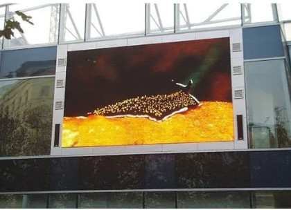 Display LED exterior fijo montado en la pared con consumo de energía máximo de 800 W/m2