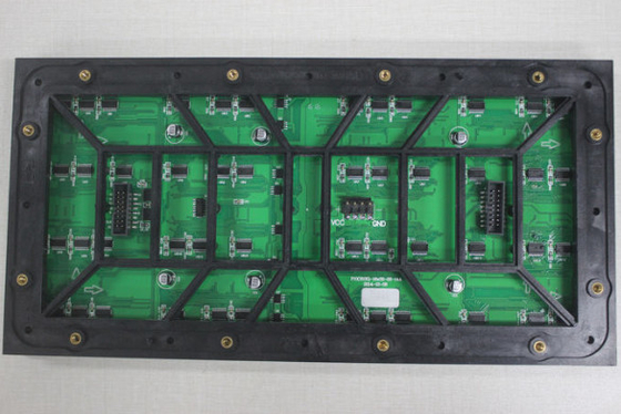 Display LED exterior fijo montado en la pared con consumo de energía máximo de 800 W/m2