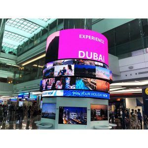 Tipo de alquiler de señalización digital Panel LED curvado en P3.91 para escaparates al aire libre