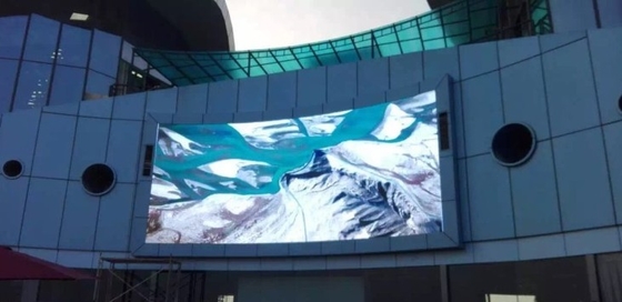 5500cd/M2 curvó la pantalla de visualización llevada al aire libre llevada de la prenda impermeable P5 del panel ROHS durable